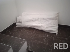 Выполнена подготовка стен к поклейке обоев: проведена шпатлёвка, шлифовка и грунтовка для обеспечения идеально ровной и гладкой поверхности.