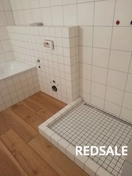 Укладка плитки в ванной комнате разных размеров и фуга в черном цвете. Все наружные углы запилены под 45 градусов.