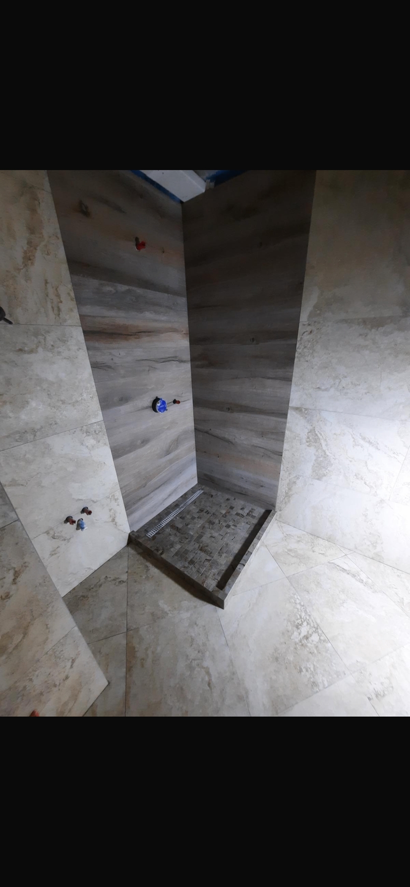 Заказ был выполнен за 14 дней, без подготовки.
Работа включала монтаж плитки на вертикальные и горизонтальные поверхности, а также финальную обработку швов для долговечности.