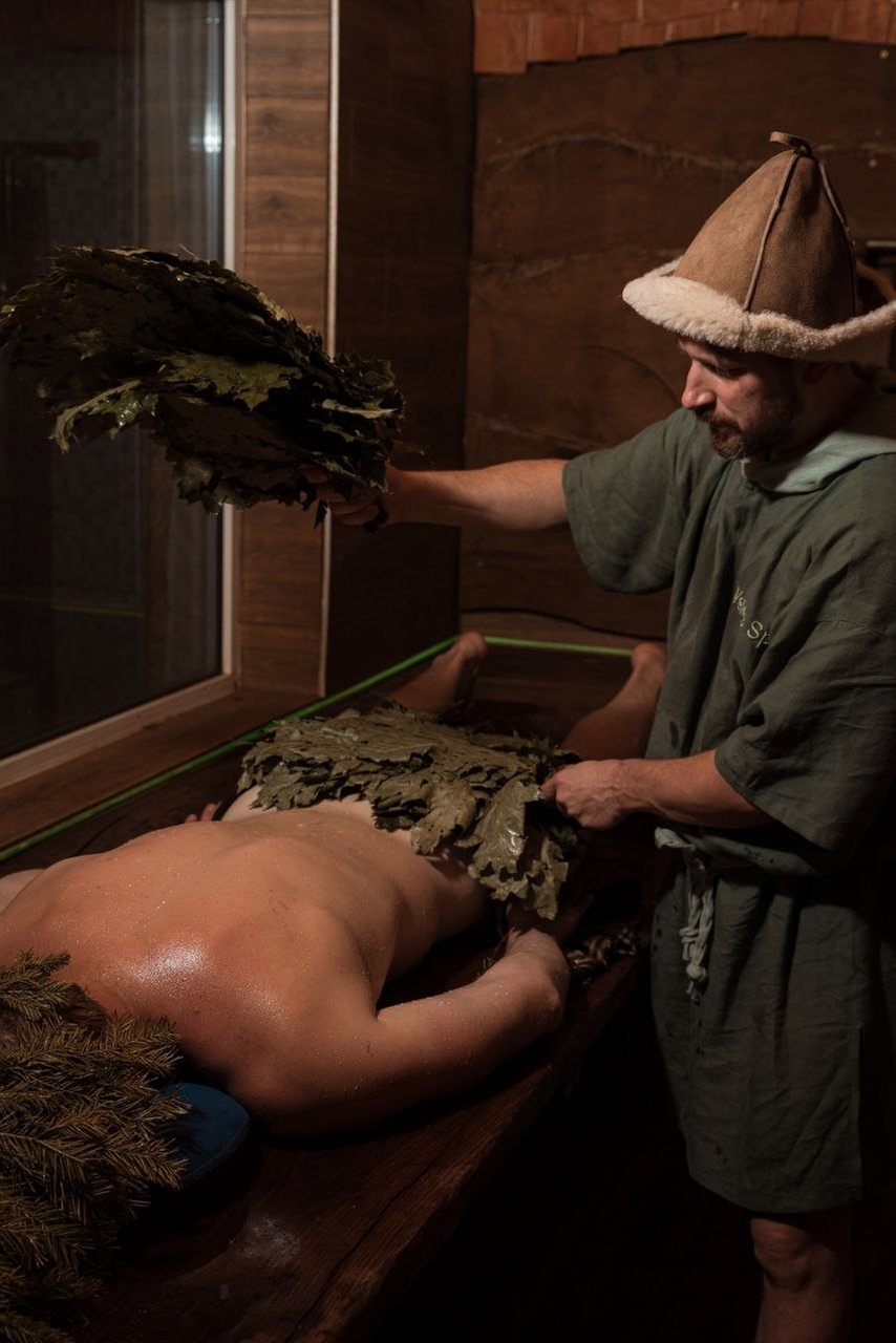 Работал по задней поверхности тела от поясницы до стоп. Прорабатывал мышцы хлесткими ударами с парным жаром.