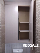 На фото представлена сборка шкафа в туалете. Использовались: инструменты (отвертка, молоток), деревянные и металлические элементы, инструкция. Сборка включала стадии: сборка корпуса, установка полок, крепление дверей.