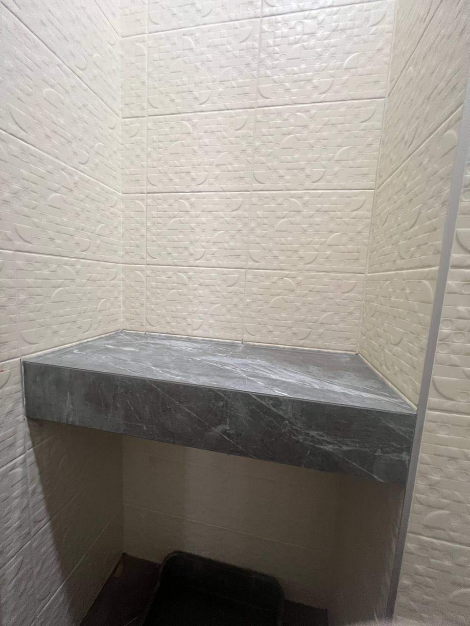 Изготовлена полка в санузле с запилом краев под углом 45°; поверхность отшлифована и подготовлена под монтаж.