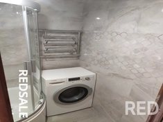 Проведена установка и подключение стиральной машины, а также укладка плитки с использованием чёрной и чистовой сантехники для аккуратного завершения интерьера.