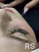 Ресницы толщиной 0.1 мм выполнены в технике 2D с изгибом M, создающим эффект "мокрого взгляда" и плавного перехода.