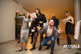 На снимке изображено живое событие - корпоративный конкурс. Для съёмки использовалась профессиональная камера с широкоугольным объективом. Использовалась естественная подсветка для сохранения атмосферы мероприятия.