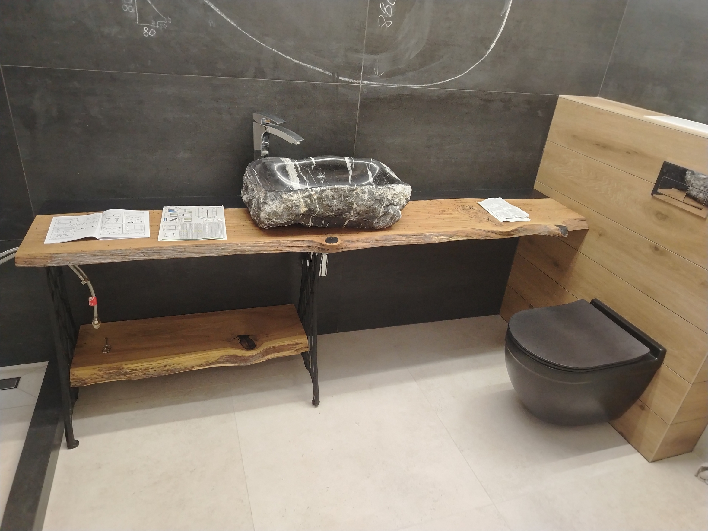 Уложен керамогранит 1200 на 600 в ванной с изготовлением столешницы из дуба, включающей установочную раковину и смеситель.
Процесс: Плитка уложена на подготовленное основание, столешница изготовлена и установлена, произведён монтаж раковины и смесителя.