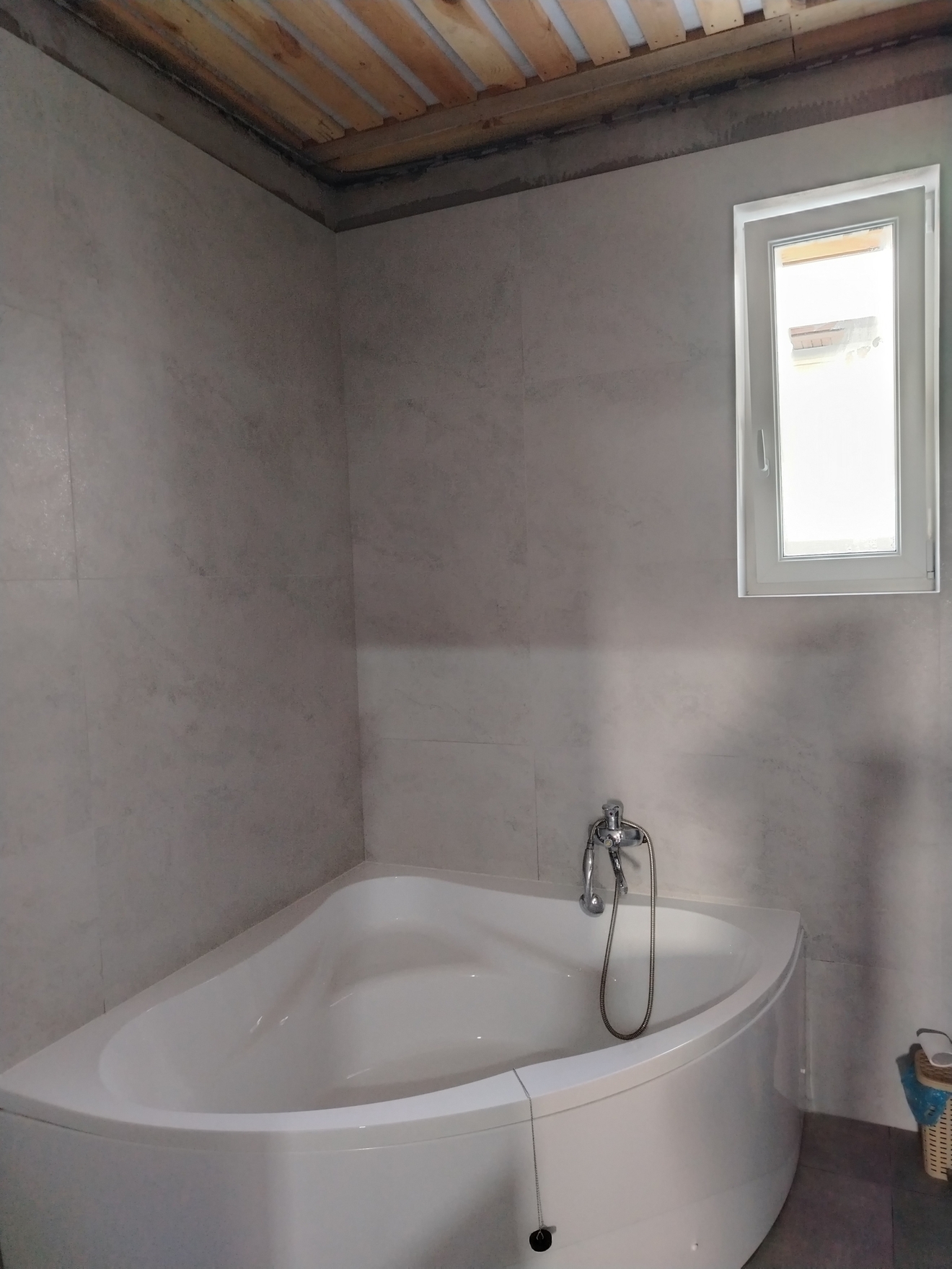 Выполнена укладка керамогранита формата 2600 на 2600 мм в ванной комнате, включая полную подготовку поверхности и монтаж всех необходимых элементов, работа заняла 9 дней.