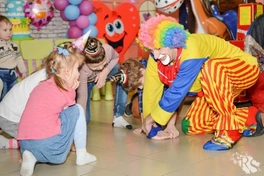Клоун с детьмси