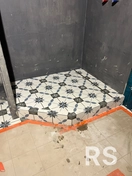 Укладка плитки на душевой поддон с запилом под 45°.