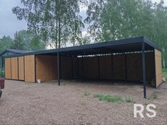 Использовал металлический каркас и деревянные панели для создания навеса. Конструкция была сварены и собрана на месте. Готовый навес выглядит прочным и функциональным.