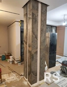 Колонны облицевал крупноформатной плиткой, точно подогнав каждый элемент по размеру. Углы запилены под 45 градусов для аккуратной стыковки без использования нащельников. Швы заполнил затиркой в тон плитки.