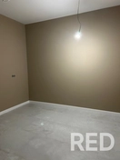 Осуществлен комплексный ремонт комнаты: покраска стен и потолка с предварительной шпатлевкой. Уложена напольная плитка с обработкой швов эпоксидной фугой. Осуществлён монтаж напольного плинтуса из дюрополимера с окрашиванием для завершённого вида.