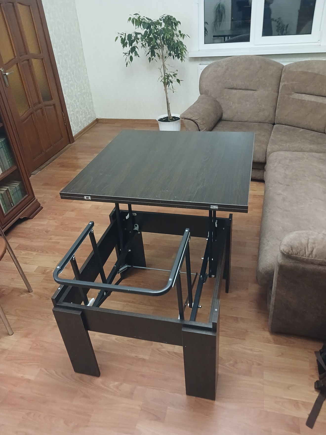 Вновь мне попался этот чудо стол от Ами мебель. Сама конструкция довольно продуманная, только не хватает фиксатора столешницы в собранном виде.
Стол удобен как для визита гостей, до 8 человек так и для одного человека. Сборка занимает 2 часа. Обращайтесь.