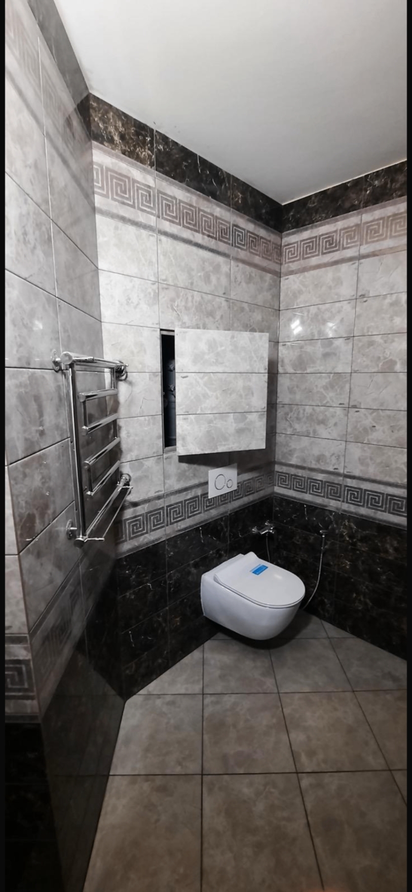 За 14 дней уложена настенная плитка в санузле. Использовался зубчатый шпатель, плиткорез и система выравнивания швов.