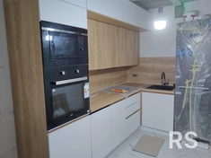 На фото — готовая кухня с установленной вытяжкой, врезкой мойки и подключением всей бытовой техники.