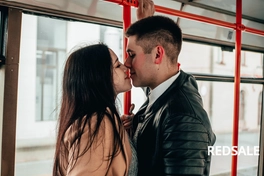 Одна из серии фотографий Love Story в трамвае.