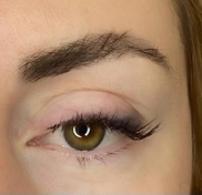 Ресницы выполнены в технике 1.5D, создающей лёгкий и естественный объём без излишней тяжести.