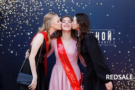 На фото запечатлены выпускники школы в торжественных нарядах и аксессуарах.
Использовались естественное освещение и профессиональная камера для создания ярких и четких снимков.