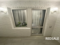 Утепление и отделка балкона декоративным кирпичом. Залита стяжка и уложен ламинат. Добавлено освещение. Потрачено примерно 10 дней.