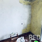 Выполнен полный цикл отделочных работ: подготовка стен (шпатлёвка в два слоя), поклейка обоев без подбора рисунка, укладка ламината с установкой плинтусов.