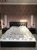 Пол ковролин. Потолок покраска. Потолочный плинтус. Сборка мебели. Поклейка флизелиновых обоев