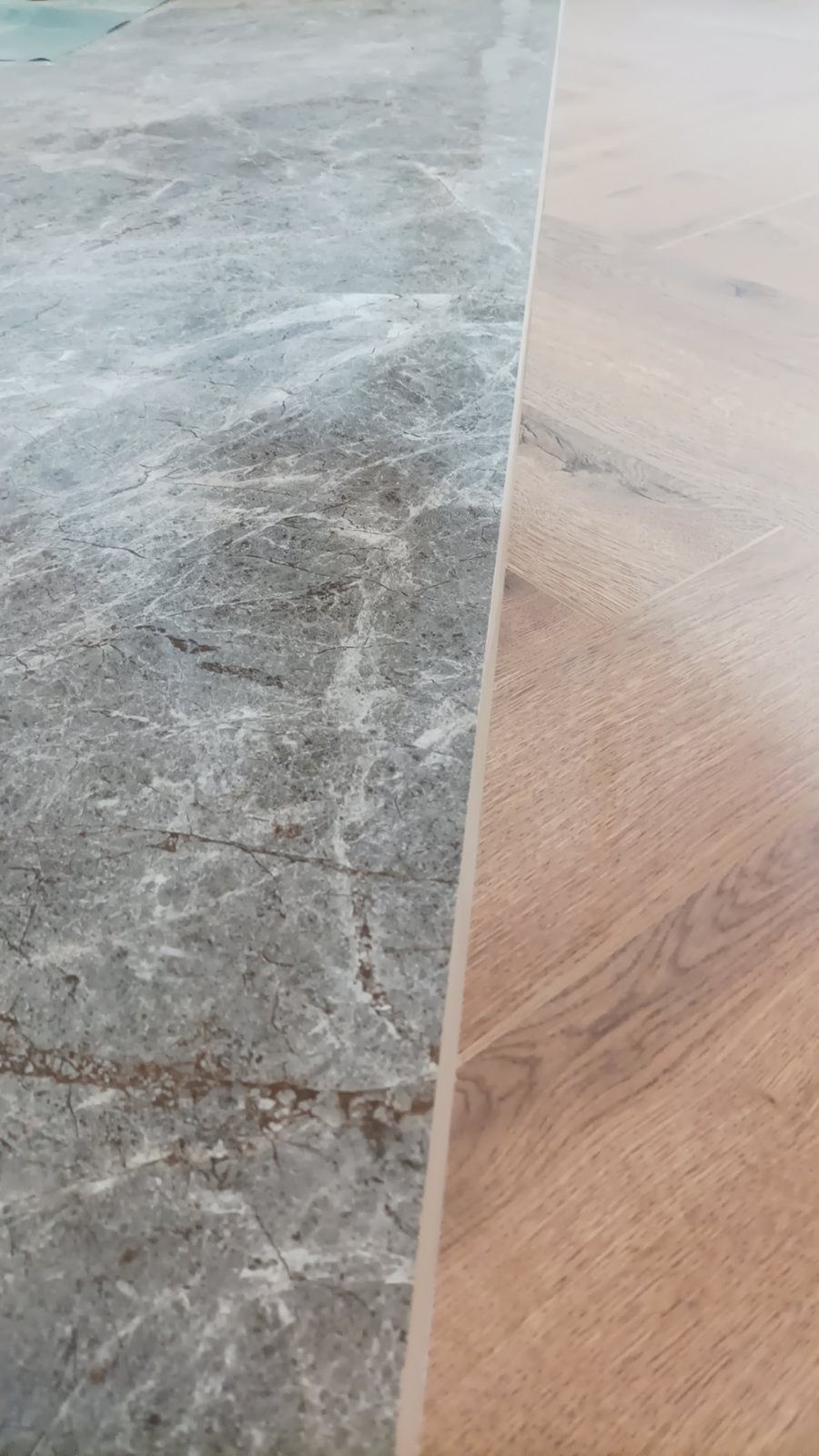 Точная укладка ламината с аккуратным примыканием к плитке на одном уровне. Подрезка ламината по размеру, плотная фиксация и стыковка с плиткой для достижения идеального результата.