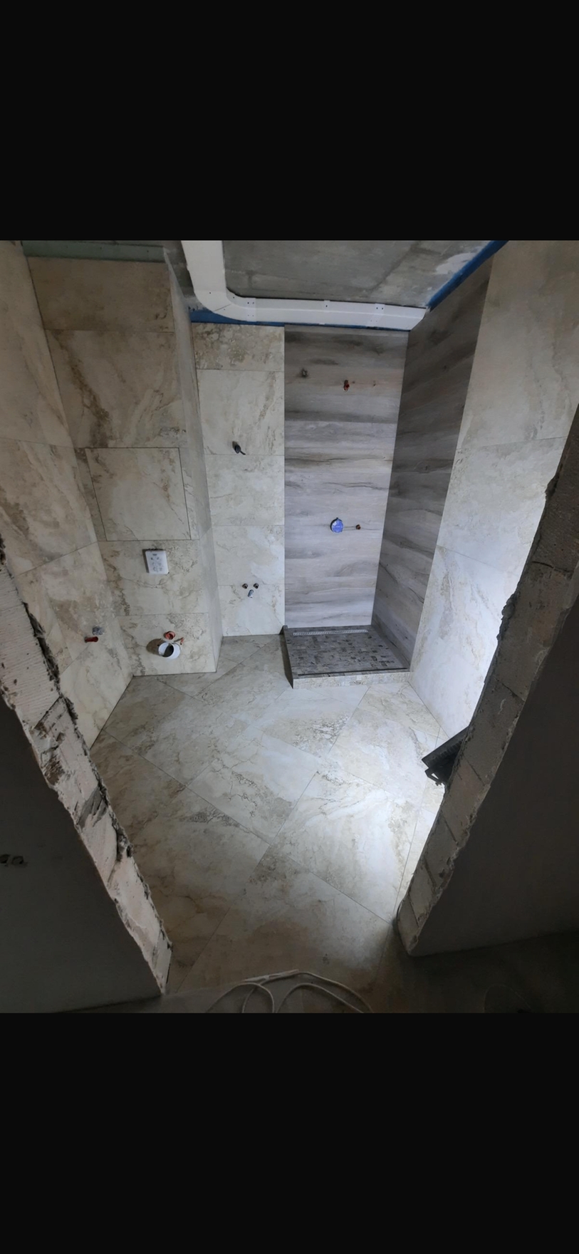 На фото представлена укладка керамогранита без предварительной подготовки поверхности, выполненная за 14 дней.
Работа включала монтаж плитки на стены и пол, а также финальную обработку швов.