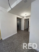 Проведена отделка прихожей. Стены тщательно зашпаклеваны для идеально ровной поверхности. Уложена плитка формата 120×60 см с обработкой швов эпоксидной фугой для долговечности.