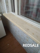 На фото представлена установка деревянного подоконника. Использовалась высококачественная древесина с обработкой и защитным покрытием. Подоконник установлен с помощью специализированных крепежных элементов для долговечности и эстетического вида.