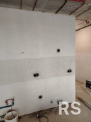 Аккуратный монтаж с использованием остатков материала от штукатурных работ.
Процесс: минимизация расходов, точная установка, уборка после завершения.
Результат: чистая и ровная поверхность без лишних затрат.