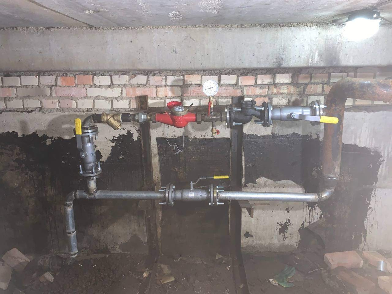 Переварка водомерного узла в одной из школ Минска.