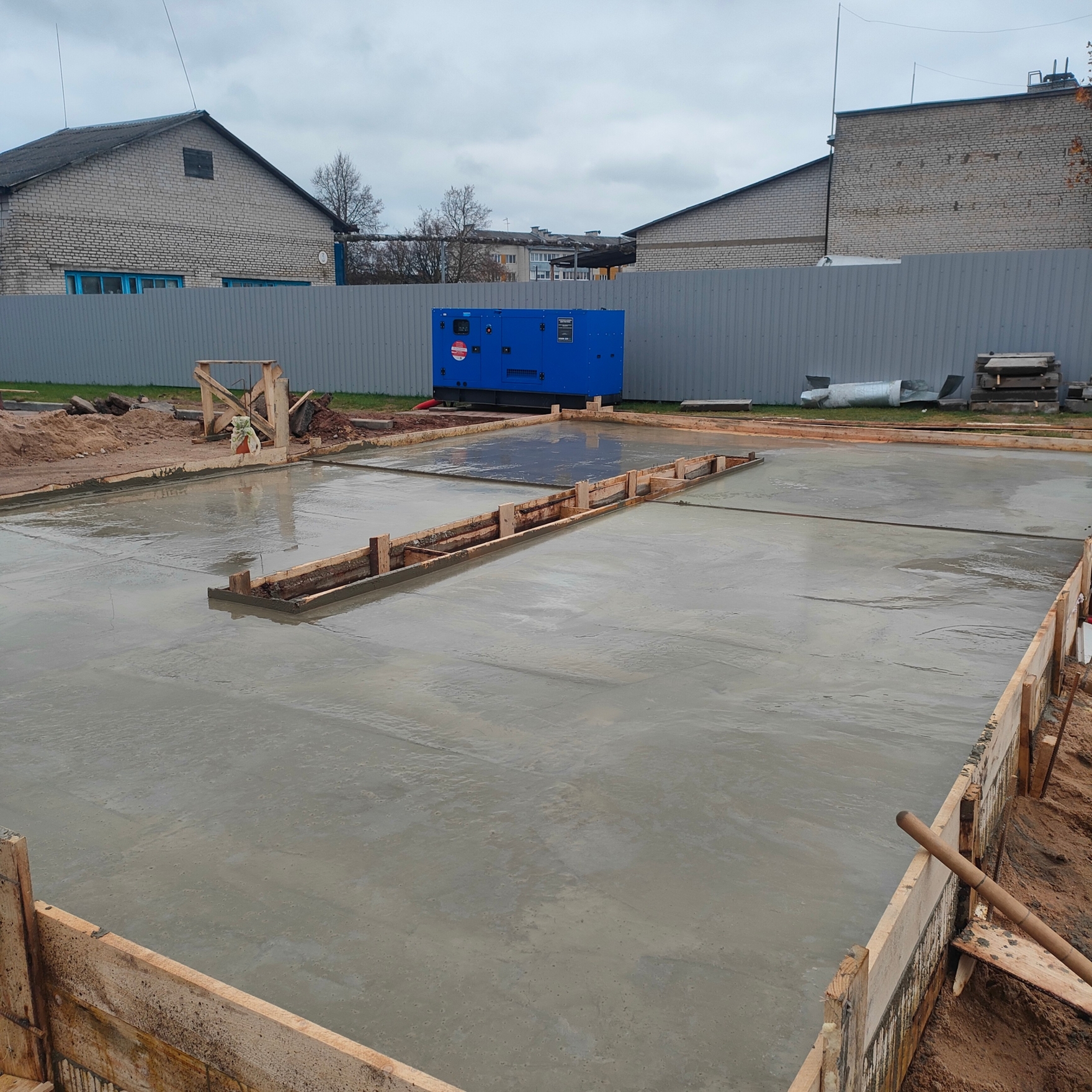 Монолитная плита автомойки, с уклонами и лотком слива.