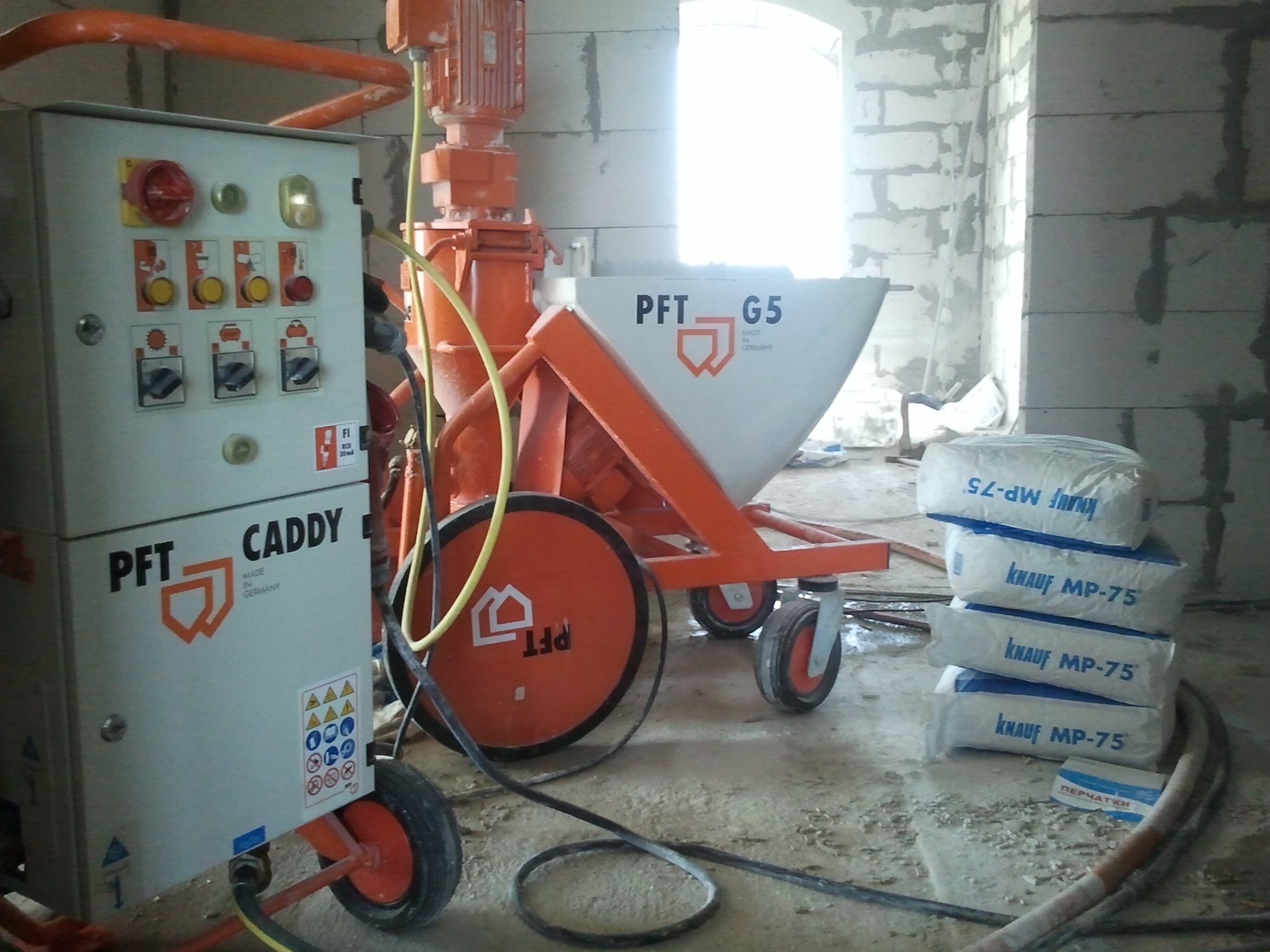 Штукатурная станция для механизированного смешивания и нанесения штукатурки.