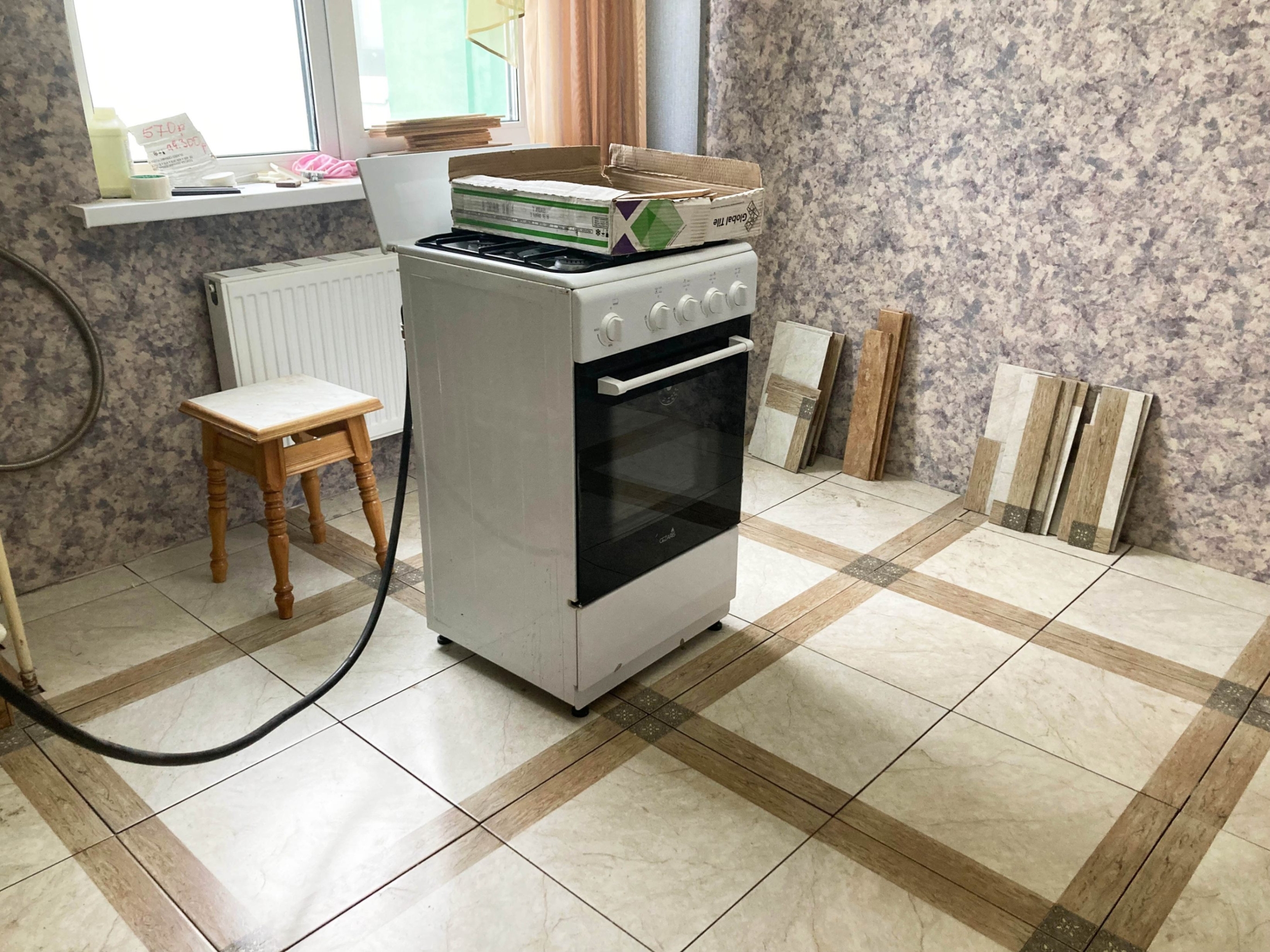 Укладка плитки на пол. Потраченное время - 3 дня.