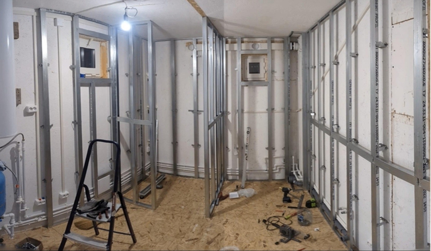 Монтаж профиля, гипсокартона и укладка плитки за 15-17 дней.
Использовались материалы: металлические профили, гипсокартон, плитка, клей и затирка.
Работа включала подготовку каркаса, обшивку гипсокартоном и финальную отделку плиткой.