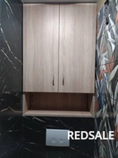 Изготовлен и установлен шкафчик для скрытия труб и бойлера. Фотографии показывают готовый шкафчик с закрытыми дверками, интегрированный гармонично в интерьере.