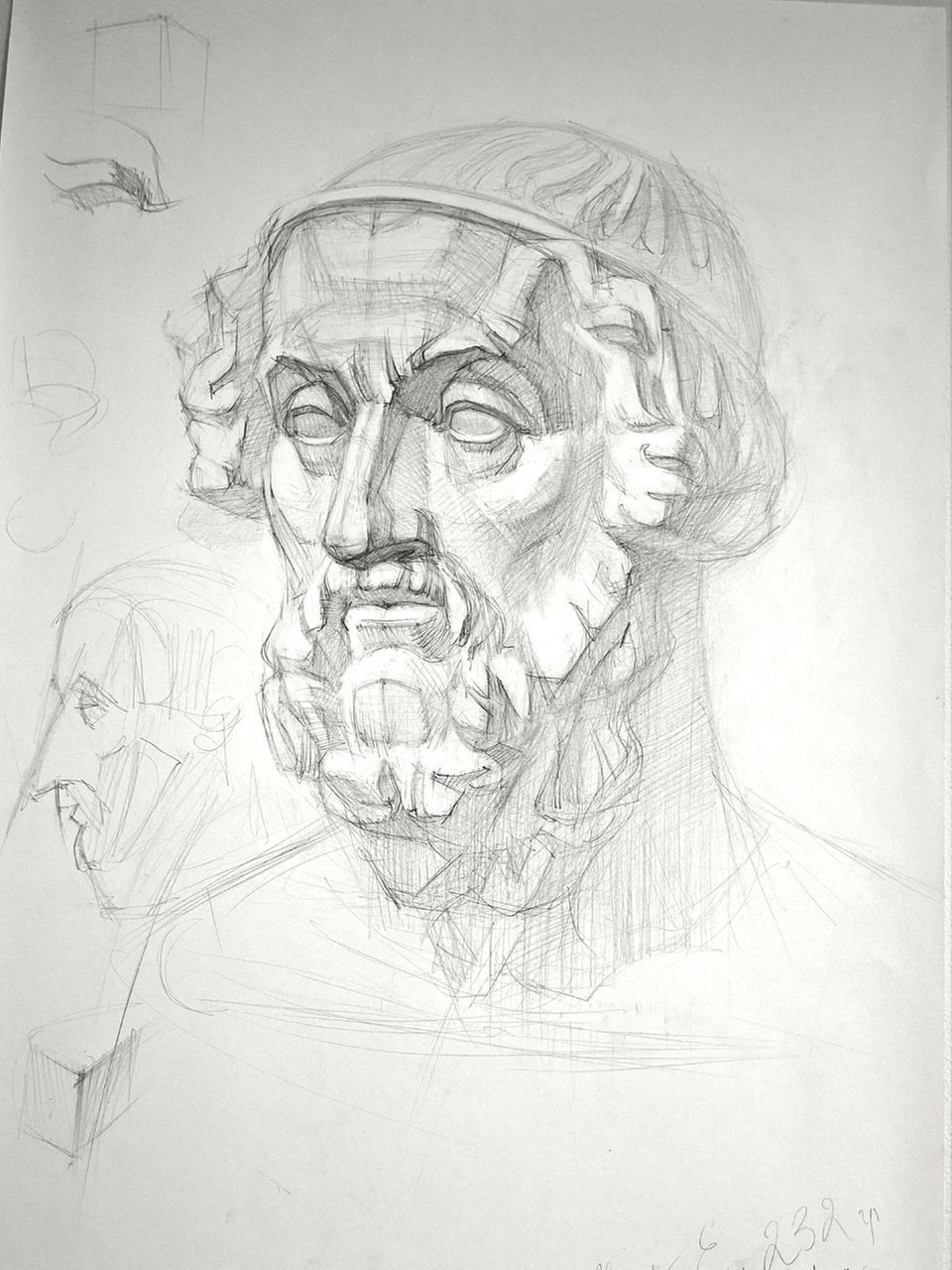 Учебный рисунок мужского портрета, выполненный графитным карандашом, демонстрирует глубокую проработку анатомии лица и объёмной формы. Работа отражает понимание светотени и пропорций — ключевых навыков для поступления в художественные учебные заведения.