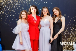 На фото запечатлены выпускницы, радостно улыбающиеся перед объективом на территории школы.
Для создания эффекта естественного света использовалось доступное окружающее освещение.