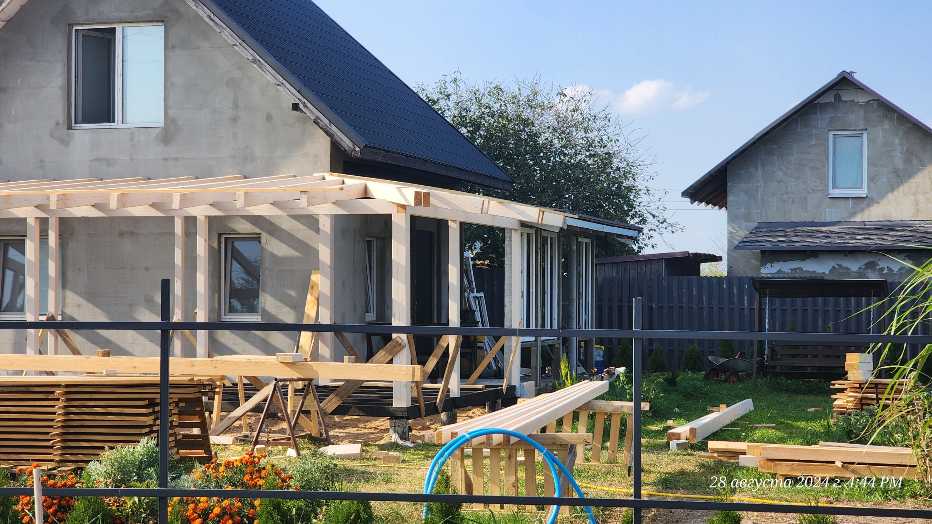 Выполнен монтаж террасной доски на подготовленную лаговую систему. Работа велась с использованием скрытого крепежа, уровня и электролобзика. Каждая доска была точно подогнана, выровнена и зафиксирована с технологическим зазором.