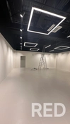 Выполнен комплексный ремонт в помещении 120 м²: укладка керамогранита 60×60 см, монтаж перегородок, лотков для кабелей, разводка электричества, шпаклёвка и покраска стен, а также установка освещения. Все работы сделаны под ключ!