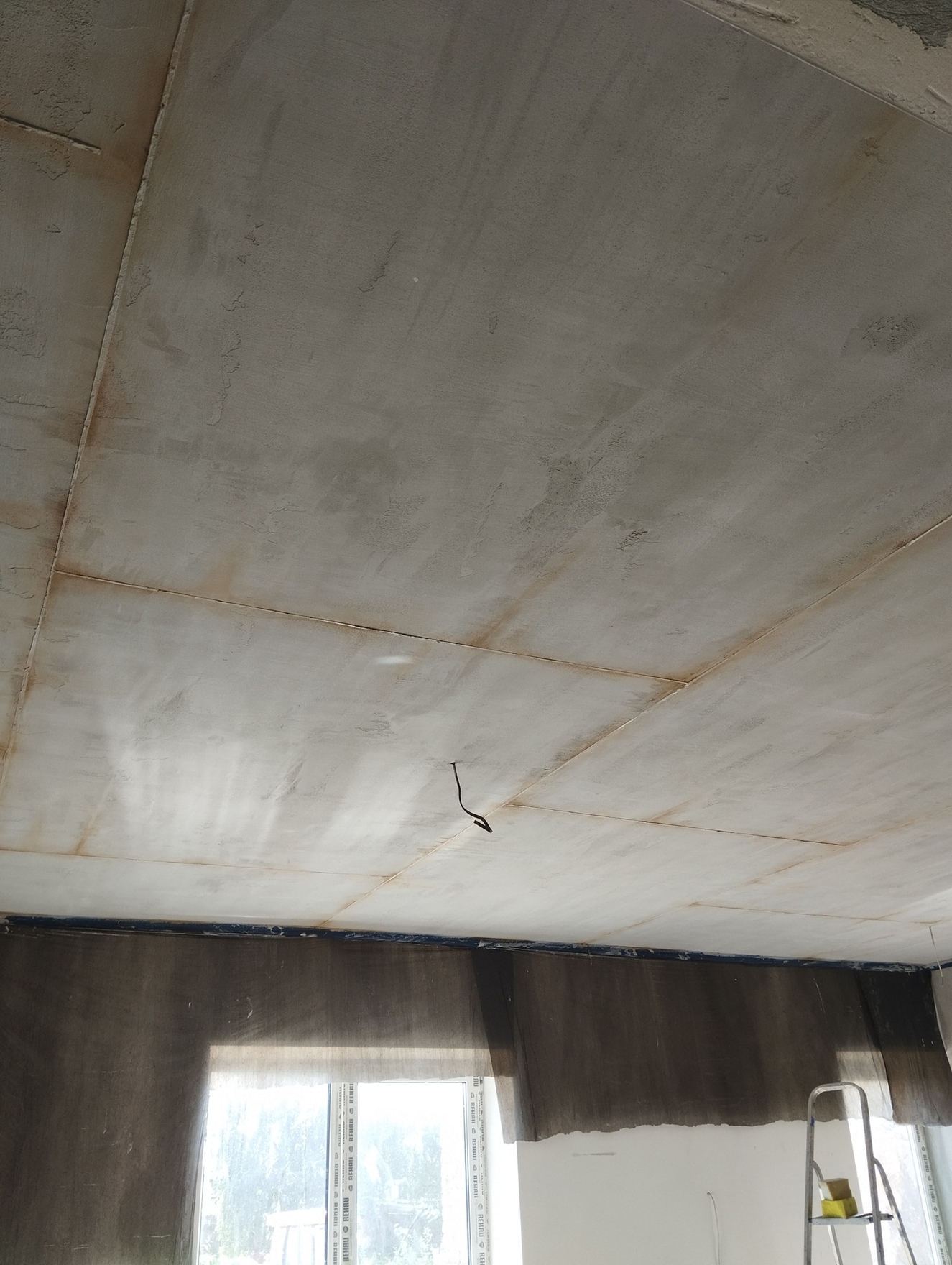 Нанесение артбетон, выполнено из декоративной штукатурки.