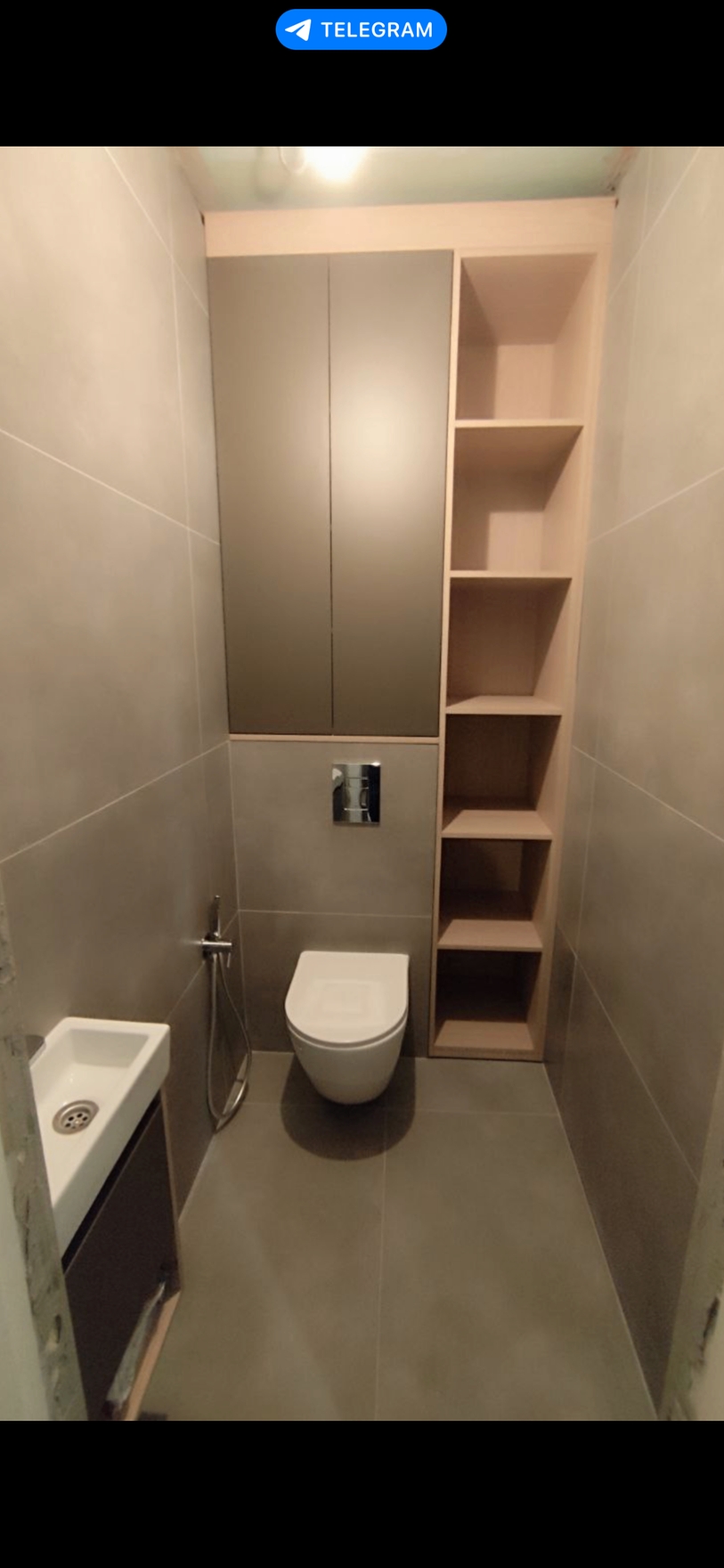 На фото показан ремонт туалета: укладка плитки с предварительной подготовкой и оштукатуривание стен для ровной поверхности.
Работа выполнена за 10 дней с использованием материалов: керамической плитки, клея, штукатурки и затирки.