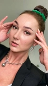 Использовался специальный состав для ламинирования бровей, который включает в себя кератин и питательные компоненты. Брови прокрашиваются, затем наносится состав для формирования и фиксации.