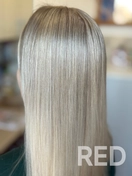 На фото показано профессиональное окрашивание волос техникой AirTouch, выполненное мастером для создания плавного перехода и объёма.
Использовался метод воздушного растягивания цвета, стоимость работы — 350 р.