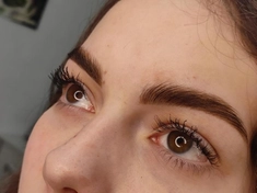 Комбинированная коррекция и окрашивание бровей краской levissim