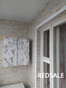 На фото представлен установленный шкафчик на балконе. Использовались металлические крепления и винты для надежной фиксации.