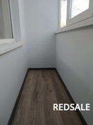 На фото представлен ремонт балкона с укладкой ламината, установкой плинтуса и отделкой стен. Использовались: ламинат, плинтус, клей для плинтуса, крепежные элементы, отделочные материалы для стен.