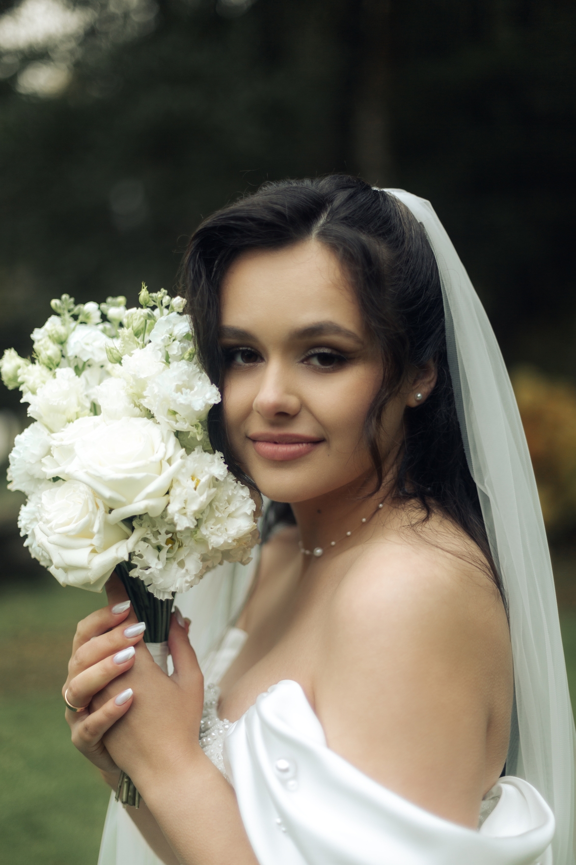 Профессиональная свадебная фотосъёмка невесты с букетом (3 часа). В обработку включены: цветокоррекция, ретушь кожи (частотное разложение), тонирование в тёплых коричневых и холодных синих тонах, а также работа с масками для акцентирования деталей.