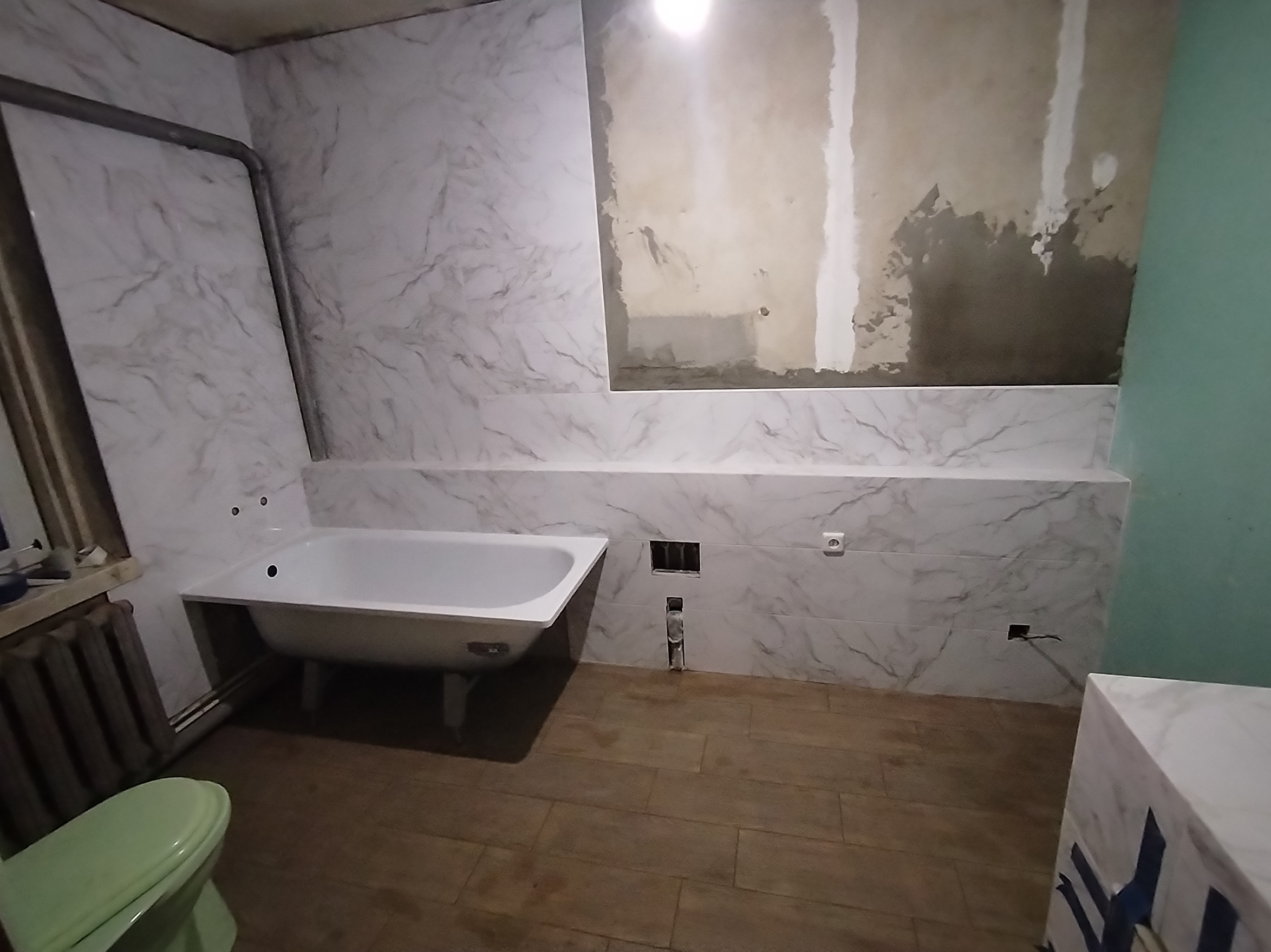 На укладку плитки, а также подрезку плитки под 45° для полок вместе с установкой ванной было затрачено 3 дня.