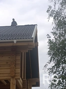 Монтаж песчано-цементной черепицы на доме из бруса.